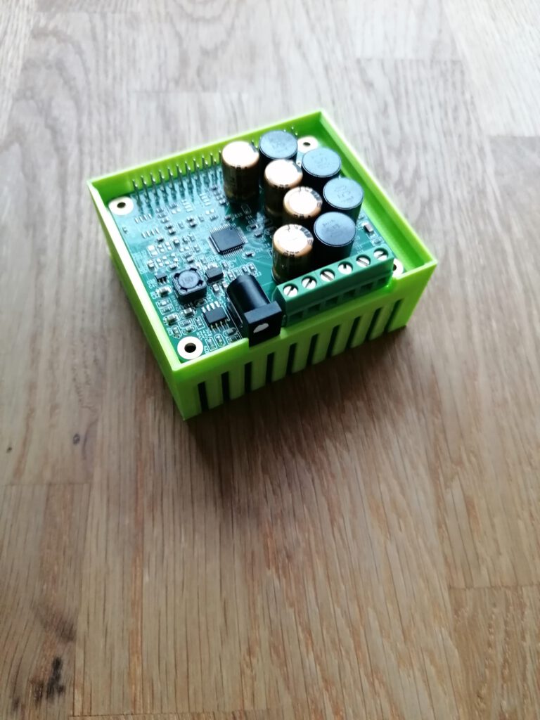 Raspberry Pi Zero WH mit RPI HiFi AMP HAT im Gehäuse.